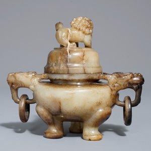 A Chinese mottled jade tripod incense burner and cover, 19/20th C. — photo 3