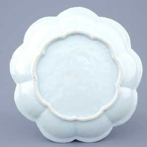 A Chinese moulded and applied famille rose teapot and cover on stand, Yongzheng, 1723-1735 — 照片 4