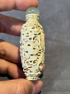 A Chinese moulded cream-glazed 'dragon and phoenix' snuff bottle, Jiaqing mark, 19th C. — foto 2