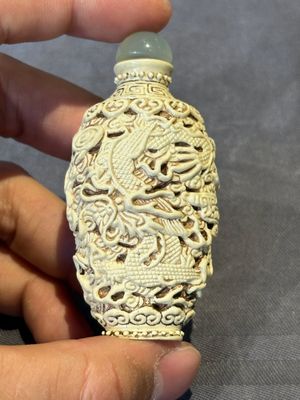 A Chinese moulded cream-glazed 'dragon and phoenix' snuff bottle, Jiaqing mark, 19th C. — foto 3