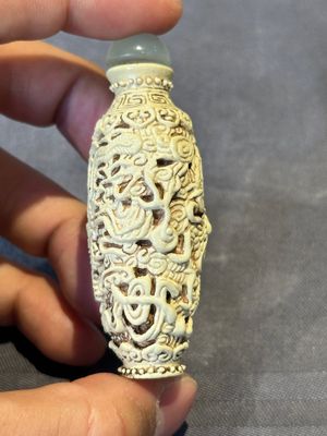 A Chinese moulded cream-glazed 'dragon and phoenix' snuff bottle, Jiaqing mark, 19th C. — foto 4