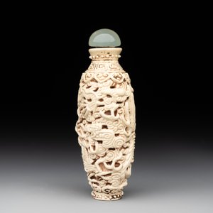 A Chinese moulded cream-glazed 'dragon and phoenix' snuff bottle, Jiaqing mark, 19th C. — foto 2