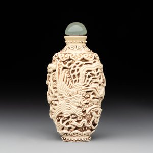 A Chinese moulded cream-glazed 'dragon and phoenix' snuff bottle, Jiaqing mark, 19th C. — foto 3