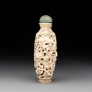 A Chinese moulded cream-glazed 'dragon and phoenix' snuff bottle, Jiaqing mark, 19th C. — foto 4