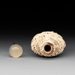 A Chinese moulded cream-glazed 'dragon and phoenix' snuff bottle, Jiaqing mark, 19th C. — foto 5