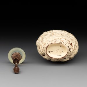 A Chinese moulded cream-glazed 'dragon and phoenix' snuff bottle, Jiaqing mark, 19th C. — foto 6