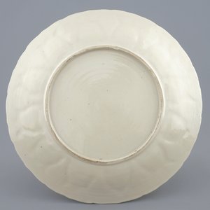 A Chinese moulded famille rose on cream ground plate with a rooster thief, Yongzheng, 1723-1735 — photo 2