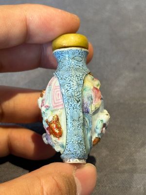 A Chinese moulded famille rose 'playing boys' snuff bottle, Qianlong mark, 19th C. — foto 4