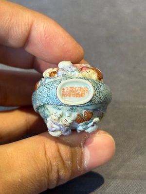 A Chinese moulded famille rose 'playing boys' snuff bottle, Qianlong mark, 19th C. — foto 8