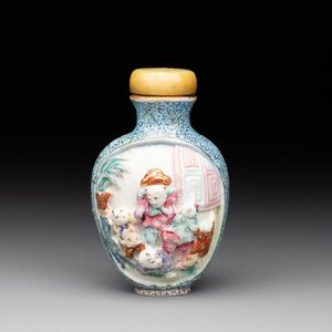 A Chinese moulded famille rose 'playing boys' snuff bottle, Qianlong mark, 19th C. — foto 1