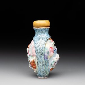 A Chinese moulded famille rose 'playing boys' snuff bottle, Qianlong mark, 19th C. — foto 2