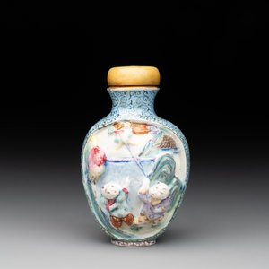 A Chinese moulded famille rose 'playing boys' snuff bottle, Qianlong mark, 19th C. — foto 3