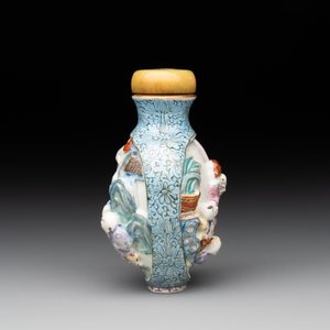 A Chinese moulded famille rose 'playing boys' snuff bottle, Qianlong mark, 19th C. — foto 4