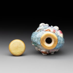 A Chinese moulded famille rose 'playing boys' snuff bottle, Qianlong mark, 19th C. — foto 5