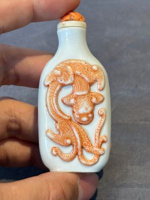 A Chinese moulded iron-red 'chilong' snuff bottle, 19th C. — photo 2