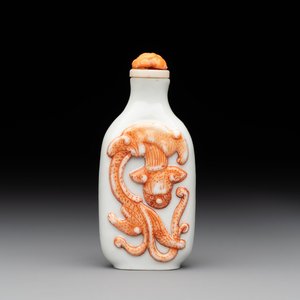 A Chinese moulded iron-red 'chilong' snuff bottle, 19th C. — photo 1