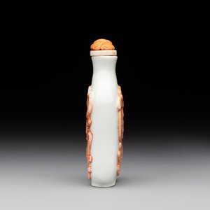 A Chinese moulded iron-red 'chilong' snuff bottle, 19th C. — photo 2