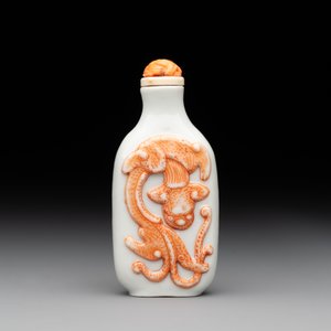 A Chinese moulded iron-red 'chilong' snuff bottle, 19th C. — photo 3