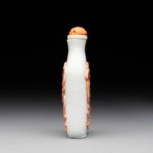 A Chinese moulded iron-red 'chilong' snuff bottle, 19th C. — photo 4