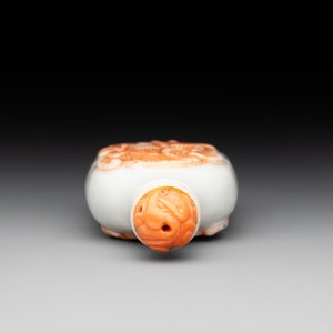 A Chinese moulded iron-red 'chilong' snuff bottle, 19th C. — photo 5