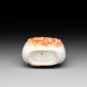 A Chinese moulded iron-red 'chilong' snuff bottle, 19th C. — photo 6