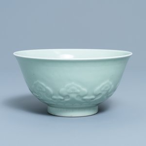 A Chinese moulded monochrome celadon bowl with incised design, Qianlong mark, 19th C. — 照片 1