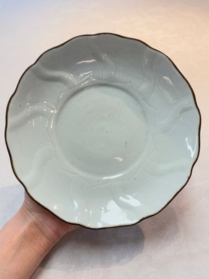 A Chinese moulded white-glazed plate with anhua floral design and a copper-mounted rim, Xuande mark, late Ming — 照片 1