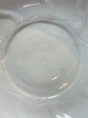 A Chinese moulded white-glazed plate with anhua floral design and a copper-mounted rim, Xuande mark, late Ming — 照片 2