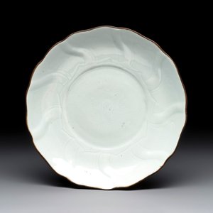 A Chinese moulded white-glazed plate with anhua floral design and a copper-mounted rim, Xuande mark, late Ming — 照片 1