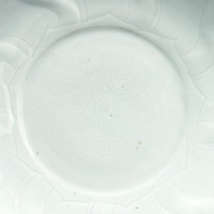 A Chinese moulded white-glazed plate with anhua floral design and a copper-mounted rim, Xuande mark, late Ming — 照片 2