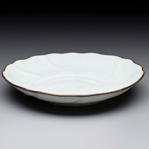 A Chinese moulded white-glazed plate with anhua floral design and a copper-mounted rim, Xuande mark, late Ming — 照片 3