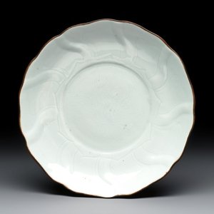 A Chinese moulded white-glazed plate with anhua floral design, Xuande mark, Ming — photo 1