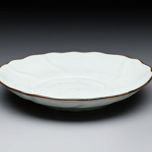 A Chinese moulded white-glazed plate with anhua floral design, Xuande mark, Ming — photo 4