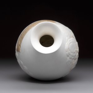 A Chinese 'mountainous landscape' biscuit vase, Wang Bing Rong 王炳荣 mark, Republic — photo 5