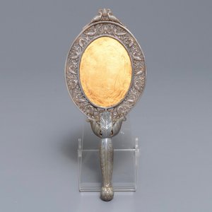 A Chinese Mughal-style carved grey jade hand mirror, 19/20th C. — 照片 1