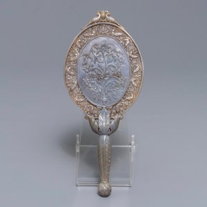 A Chinese Mughal-style carved grey jade hand mirror, 19/20th C. — 照片 2