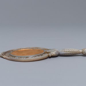 A Chinese Mughal-style carved grey jade hand mirror, 19/20th C. — 照片 3