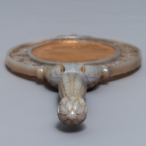 A Chinese Mughal-style carved grey jade hand mirror, 19/20th C. — 照片 4