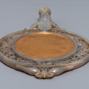 A Chinese Mughal-style carved grey jade hand mirror, 19/20th C. — 照片 5