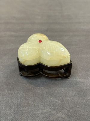 A Chinese Mughal-style leaf-shaped ruby-inset jade box and cover on wooden base, 18th C. — photo 1