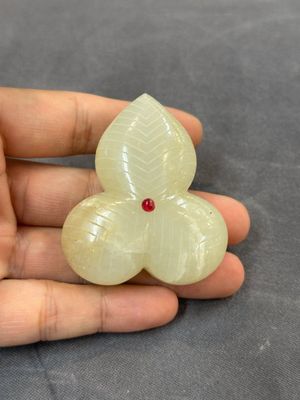 A Chinese Mughal-style leaf-shaped ruby-inset jade box and cover on wooden base, 18th C. — photo 2