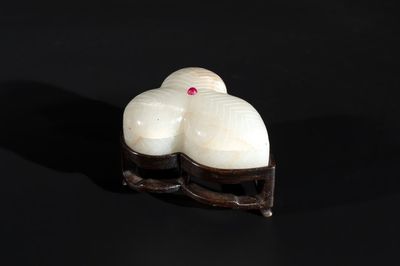 A Chinese Mughal-style leaf-shaped ruby-inset jade box and cover on wooden base, 18th C.