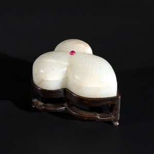 A Chinese Mughal-style leaf-shaped ruby-inset jade box and cover on wooden base, 18th C. — photo 1