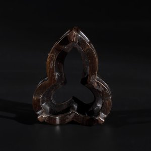 A Chinese Mughal-style leaf-shaped ruby-inset jade box and cover on wooden base, 18th C. — photo 11