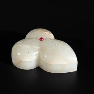 A Chinese Mughal-style leaf-shaped ruby-inset jade box and cover on wooden base, 18th C. — photo 2