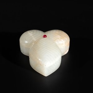 A Chinese Mughal-style leaf-shaped ruby-inset jade box and cover on wooden base, 18th C. — photo 3