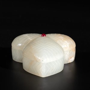 A Chinese Mughal-style leaf-shaped ruby-inset jade box and cover on wooden base, 18th C. — photo 4