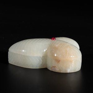 A Chinese Mughal-style leaf-shaped ruby-inset jade box and cover on wooden base, 18th C. — photo 5