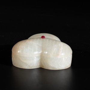 A Chinese Mughal-style leaf-shaped ruby-inset jade box and cover on wooden base, 18th C. — photo 6