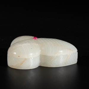 A Chinese Mughal-style leaf-shaped ruby-inset jade box and cover on wooden base, 18th C. — photo 7